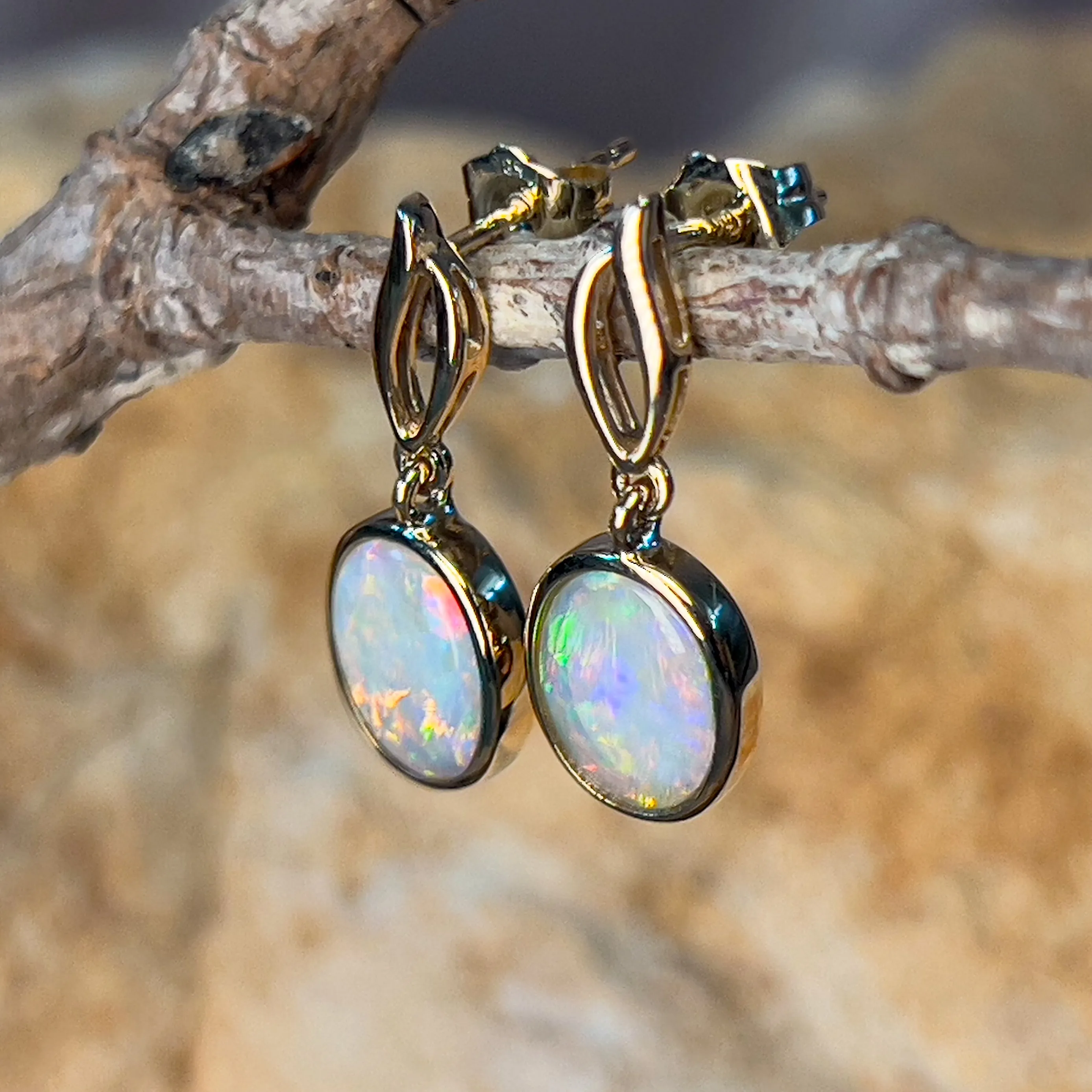 14kt Yellow Gold dangling Oval shape earrings