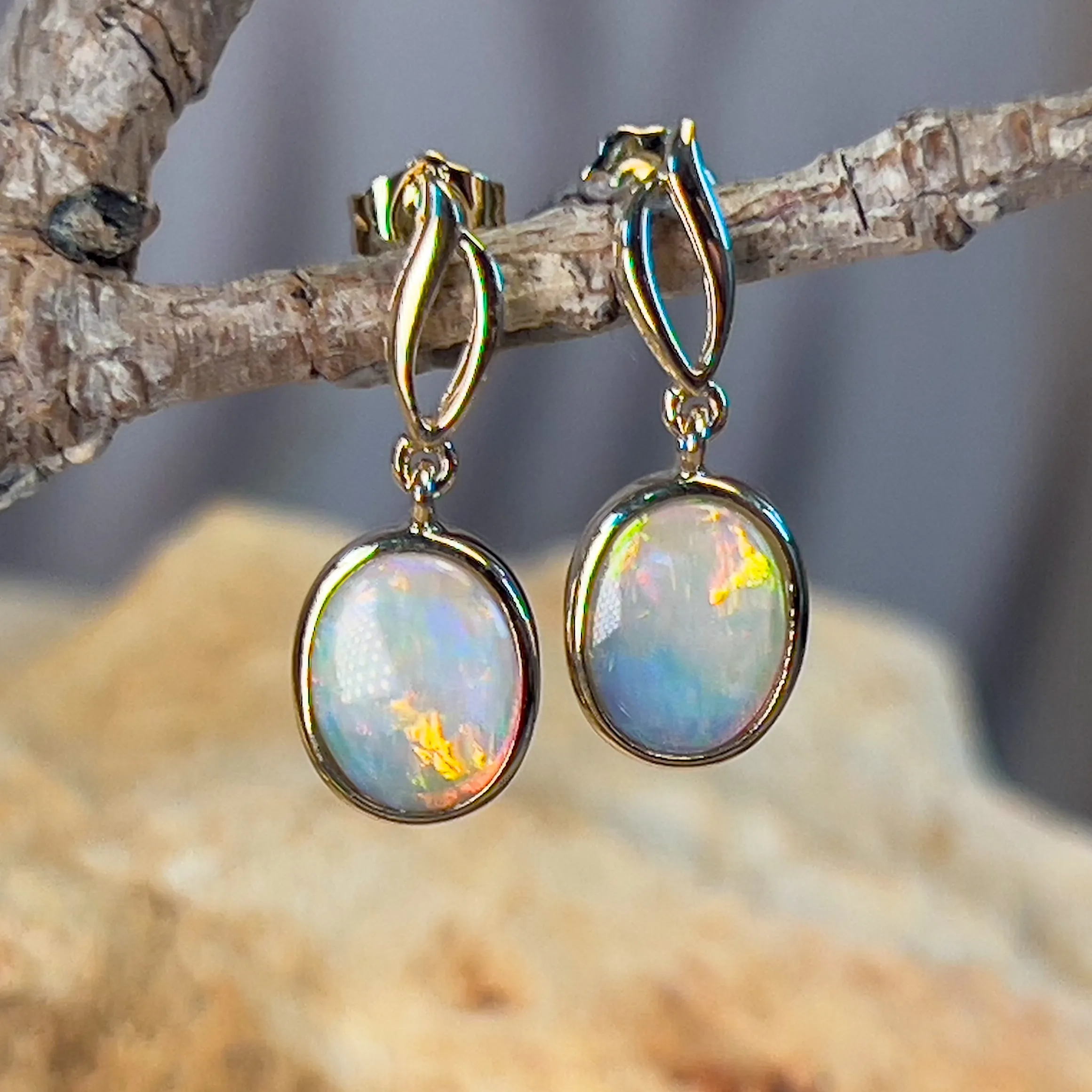 14kt Yellow Gold dangling Oval shape earrings