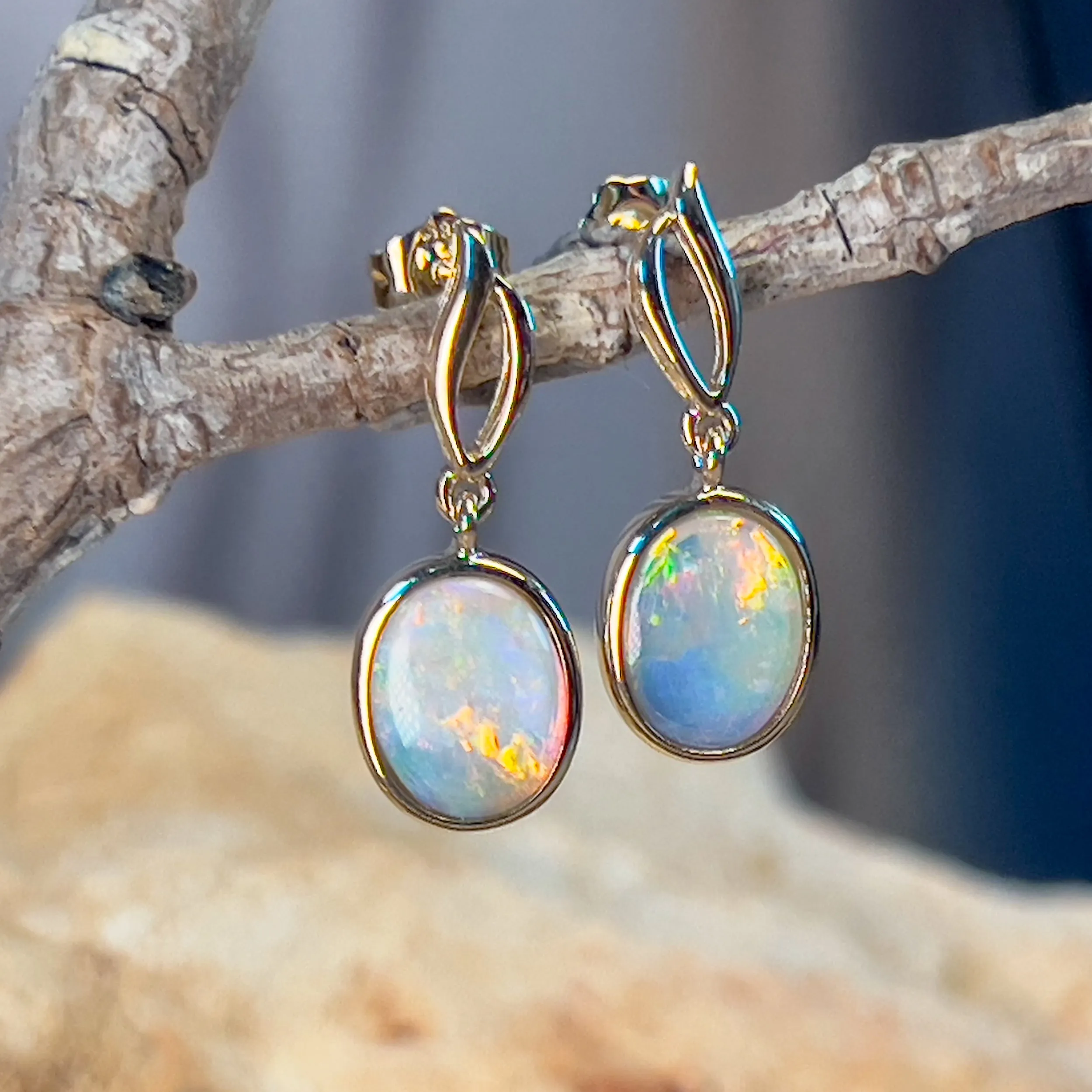 14kt Yellow Gold dangling Oval shape earrings