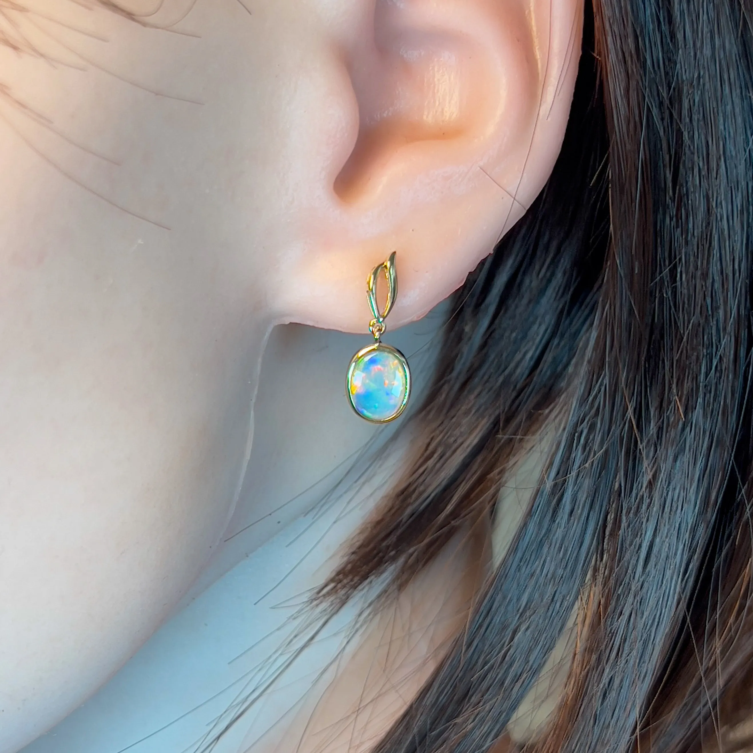 14kt Yellow Gold dangling Oval shape earrings