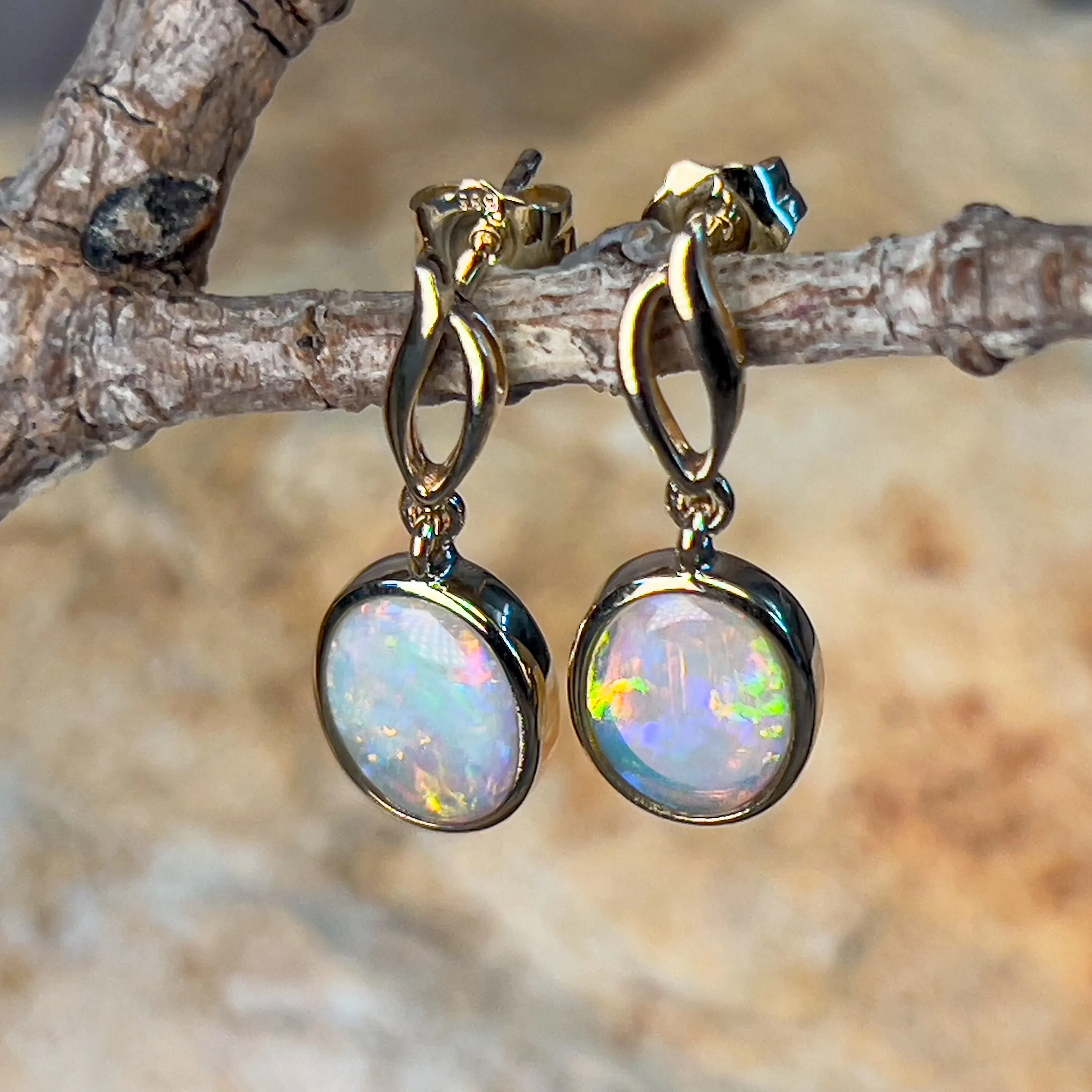 14kt Yellow Gold dangling Oval shape earrings