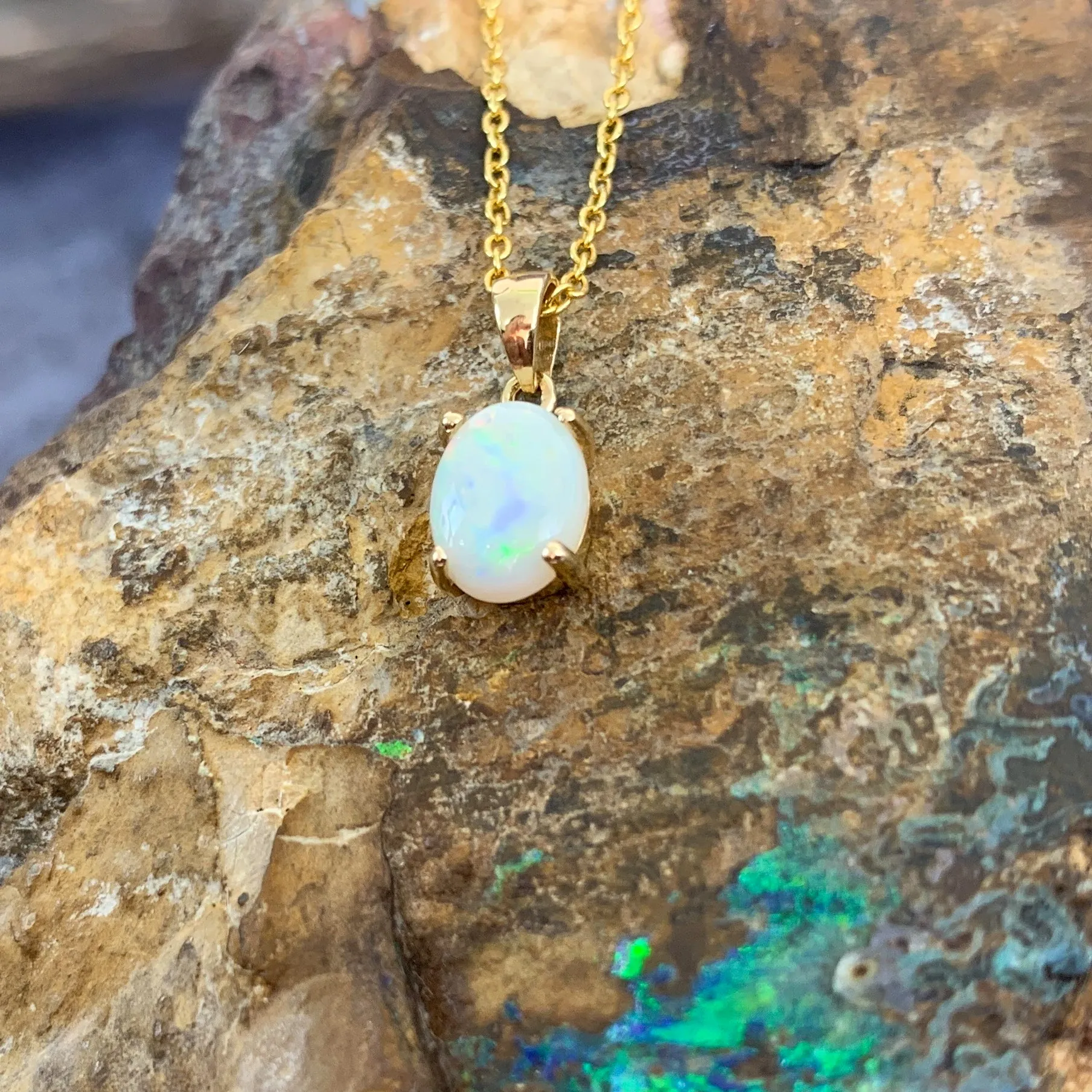 14kt Yellow Gold Opal pendant 0.67ct
