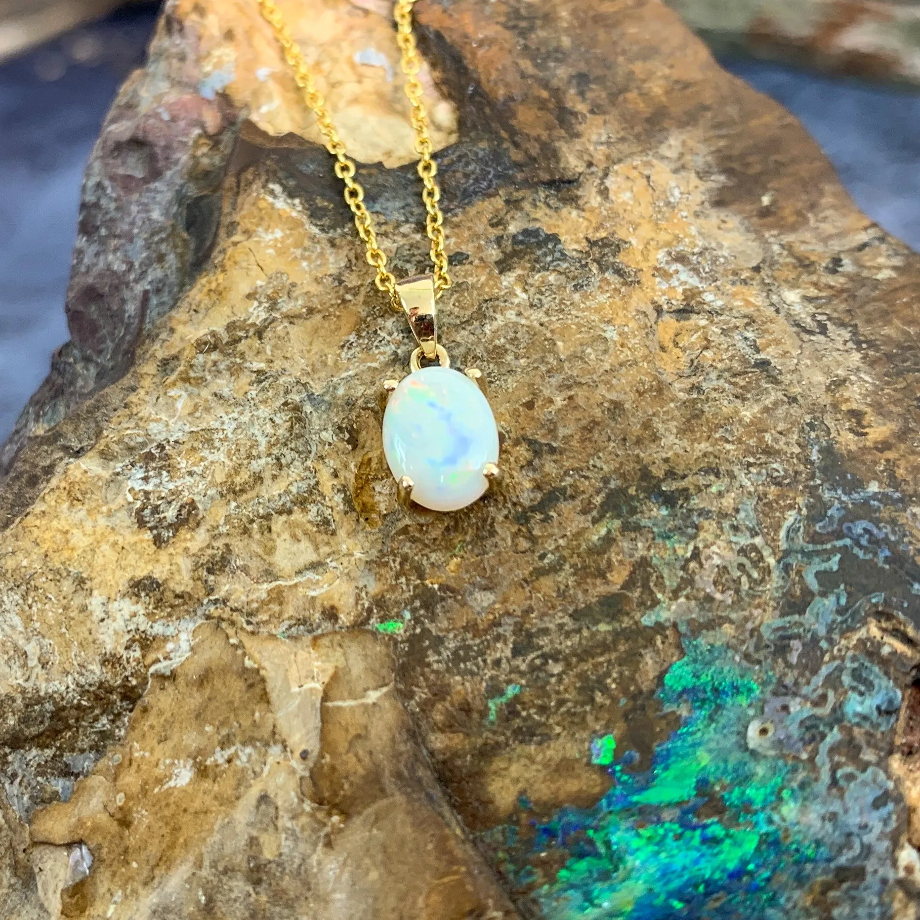 14kt Yellow Gold Opal pendant 0.67ct