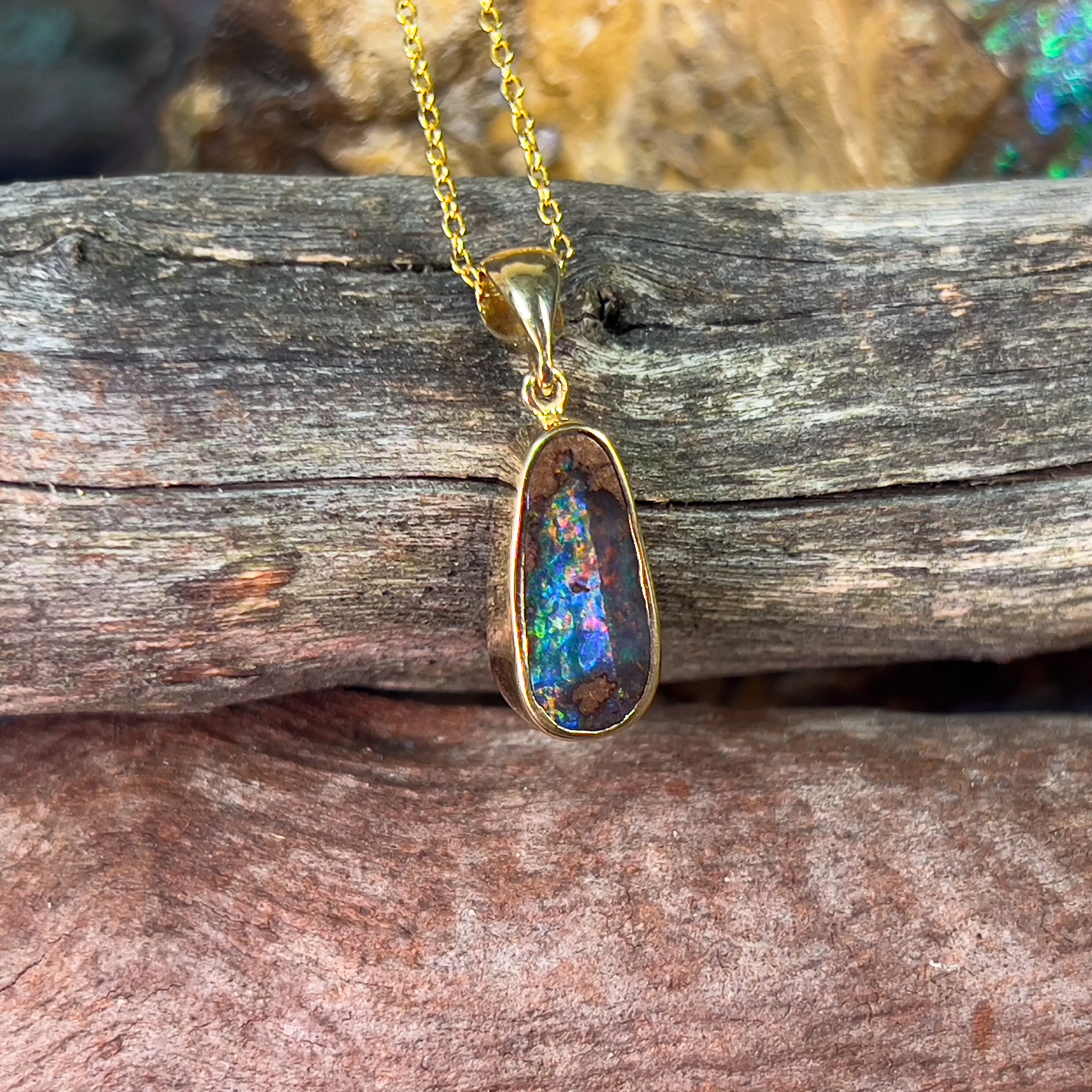 18kt Yellow Gold Boulder Opal 1.89ct pendant