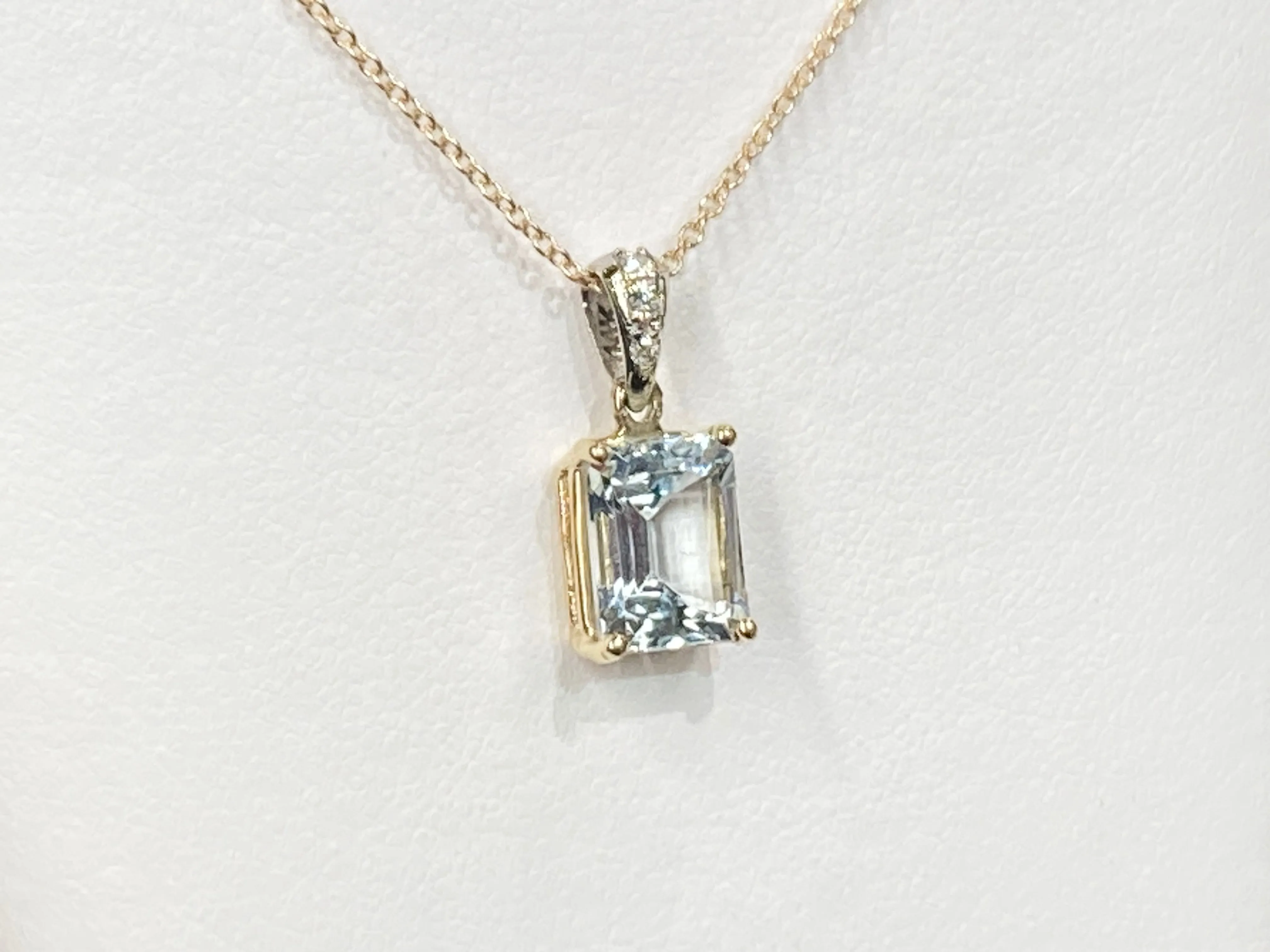 Aquamarine And Diamond Gold Pendant With Chain