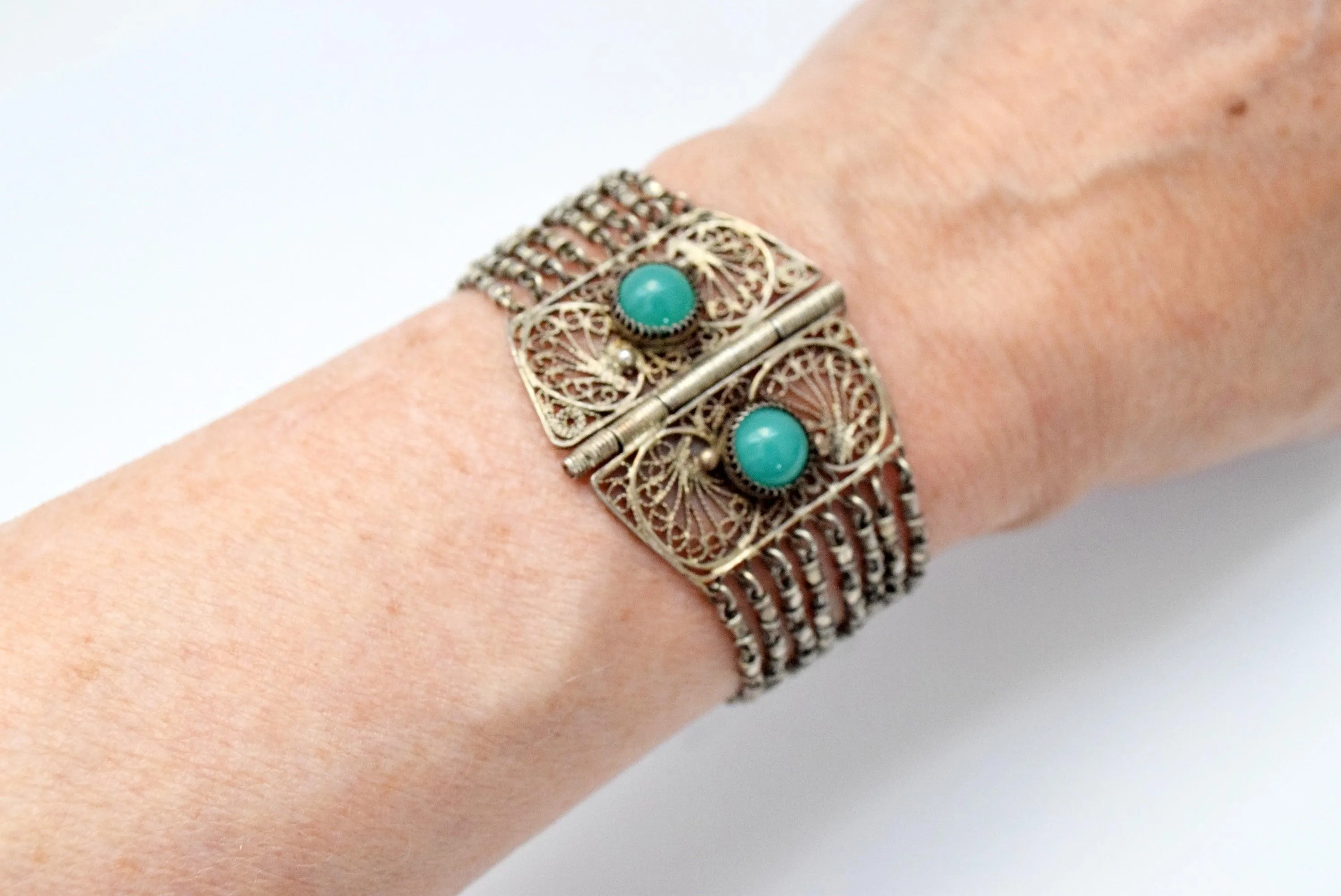 Art Deco Filigree Bracelet Made of Silver and Green Stone