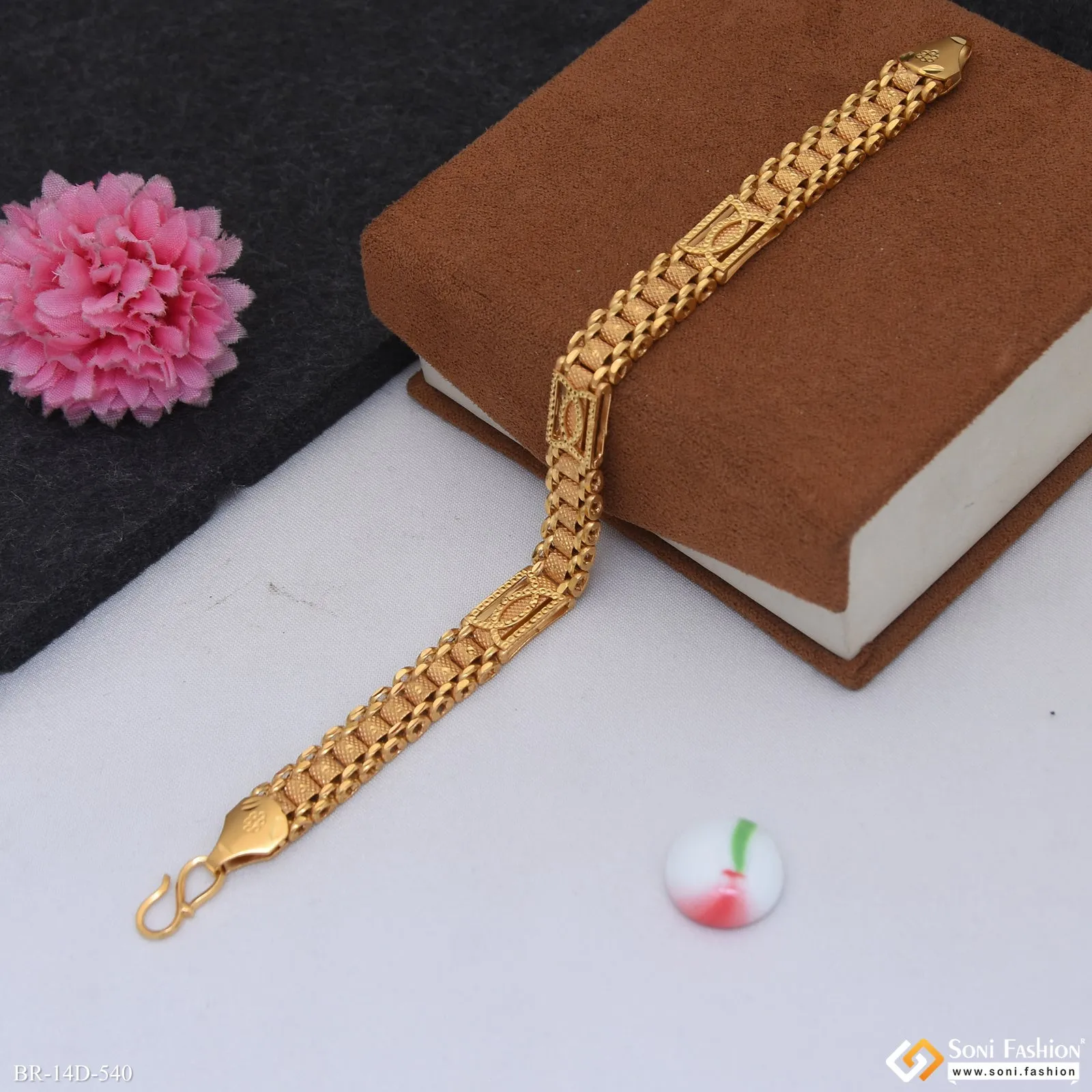 Finely Detailed Design Gold Plated Box Bracelet for Men - Style D540