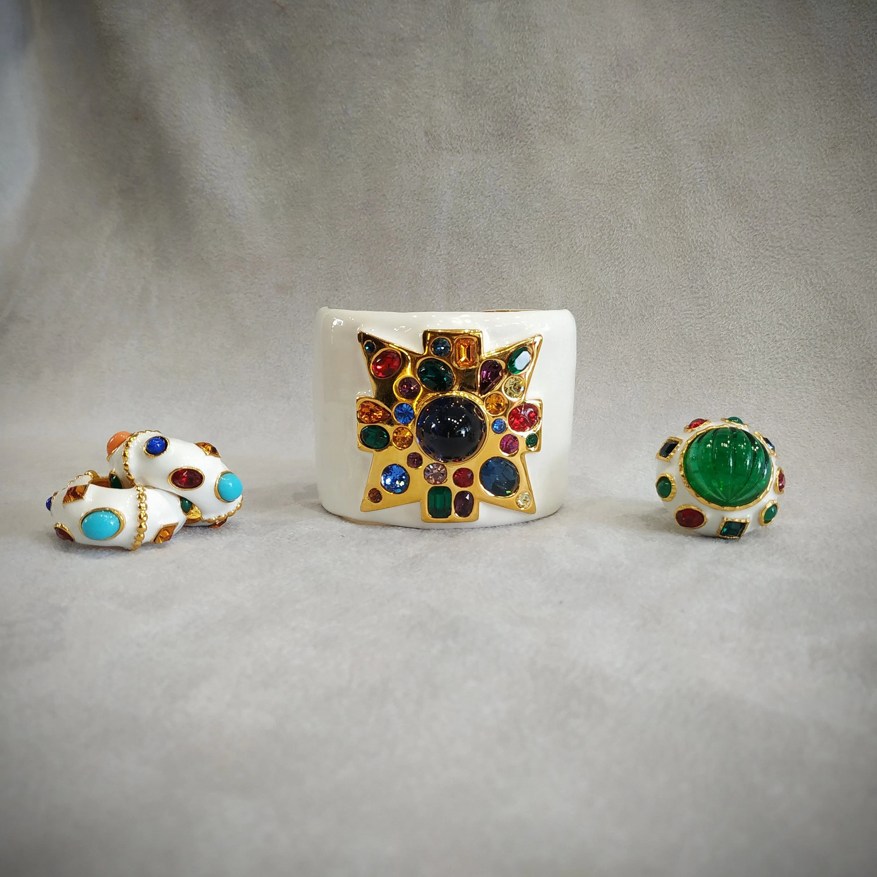Kenneth Jay Lane Emerald Green White Enamel Jewelled Statement ring