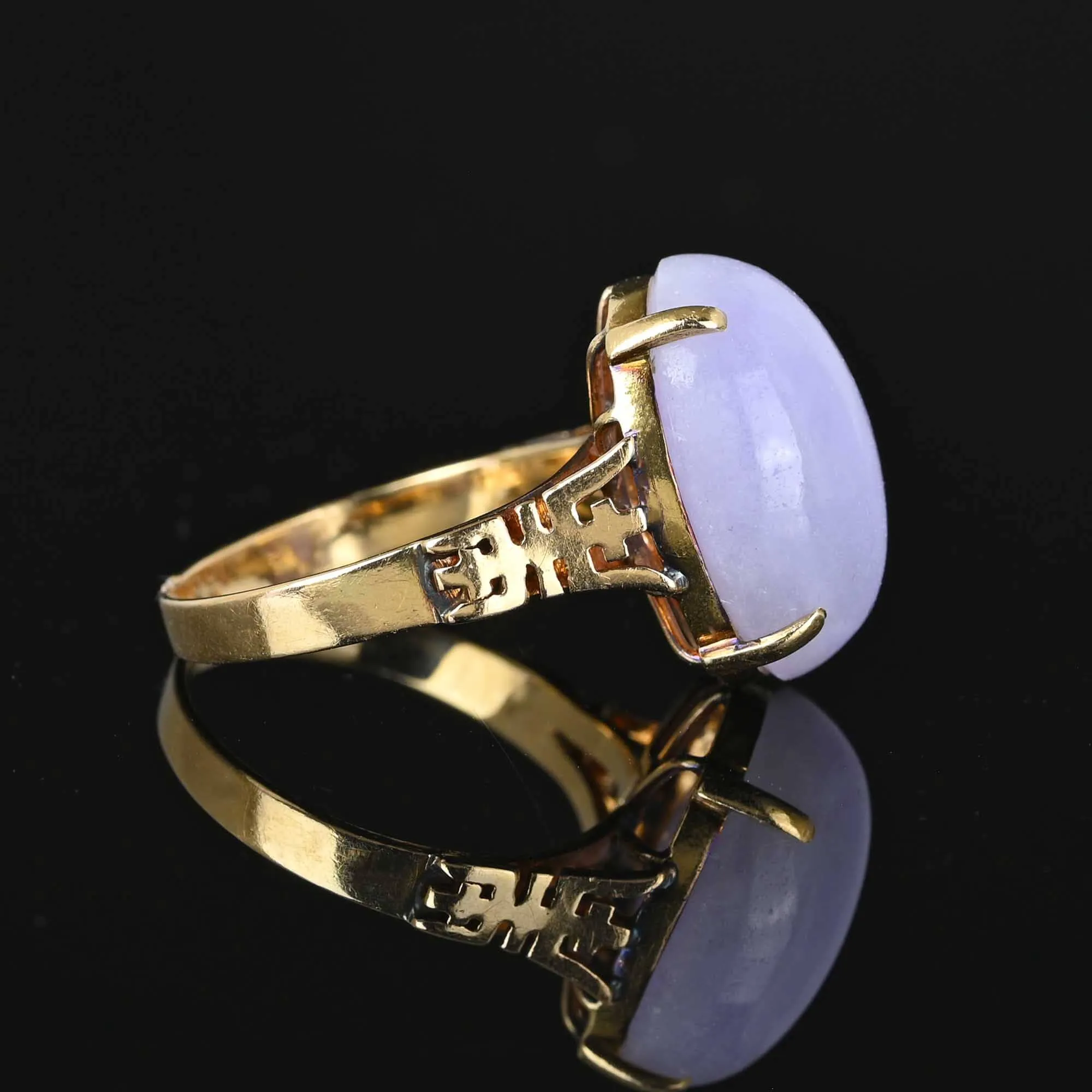 Vintage Cabochon Purple Jade Ring in 14K Gold